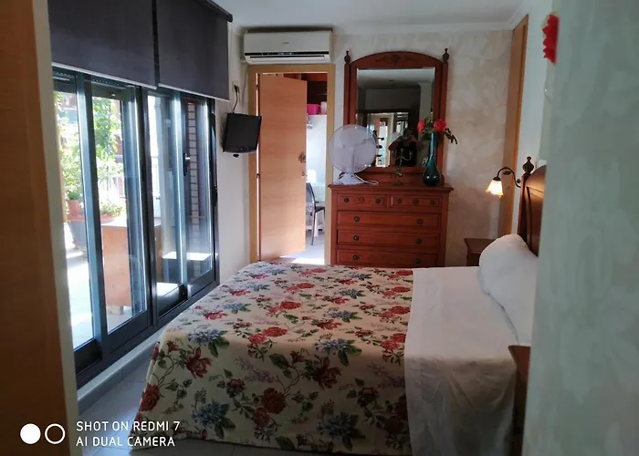 Habitación en un Ático con gran terraza al aire libre una noche 75 mas noches a 65e